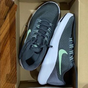 Brand new Women’s Nike Lunar Converge shoes !